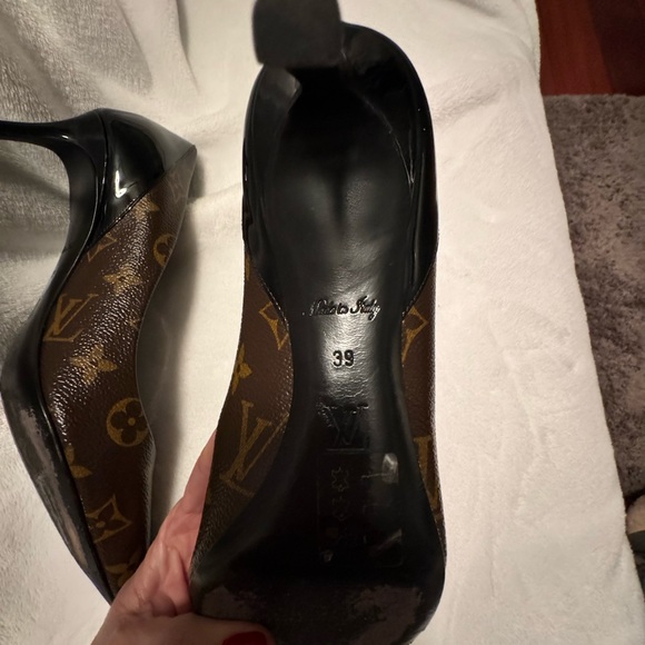 Perfect work pumps Louis Vuitton, shiny patent leather in the back iconic - Picture 5 of 6
